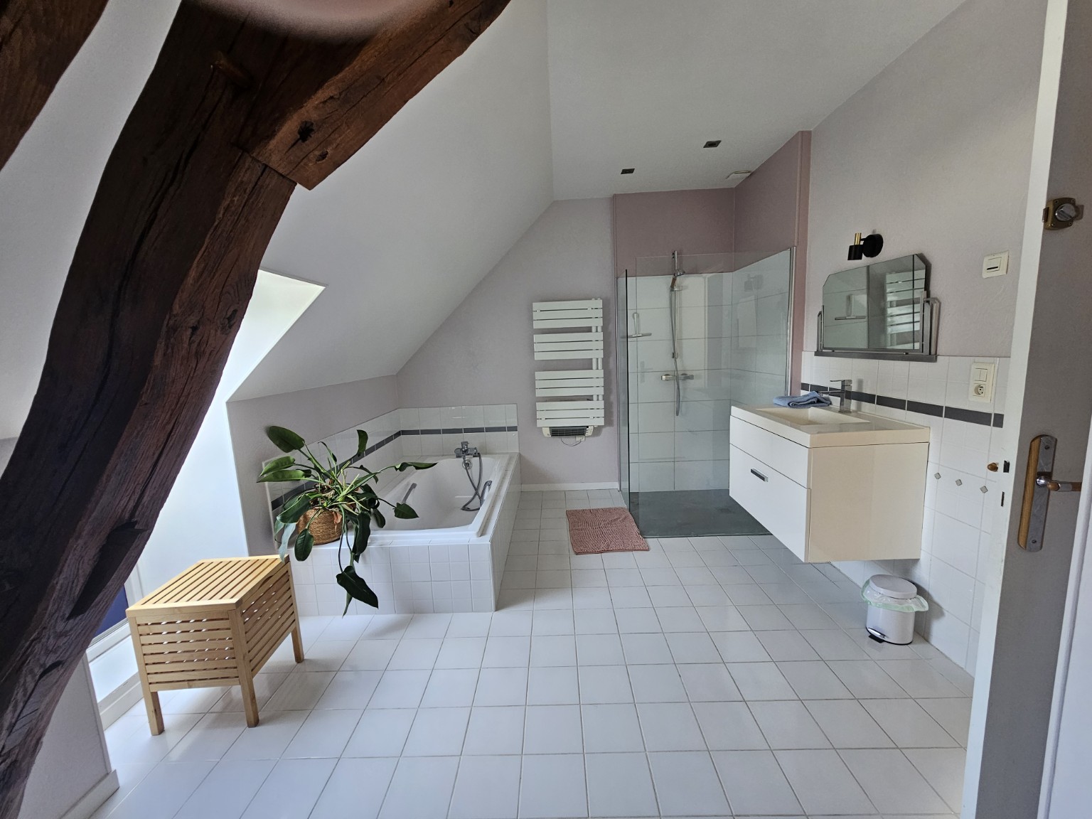 Salle de bain avec baignoire et douche